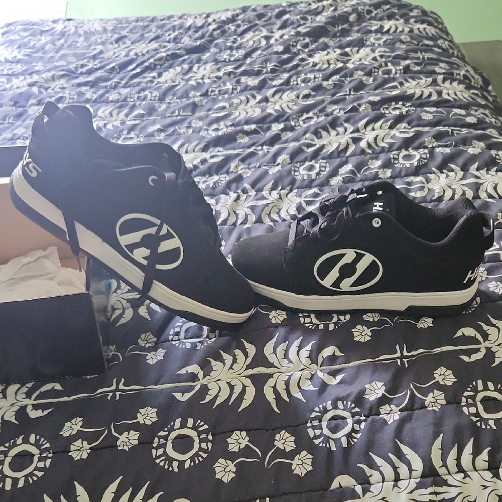 Heelys Black Sneakers with Classic Design